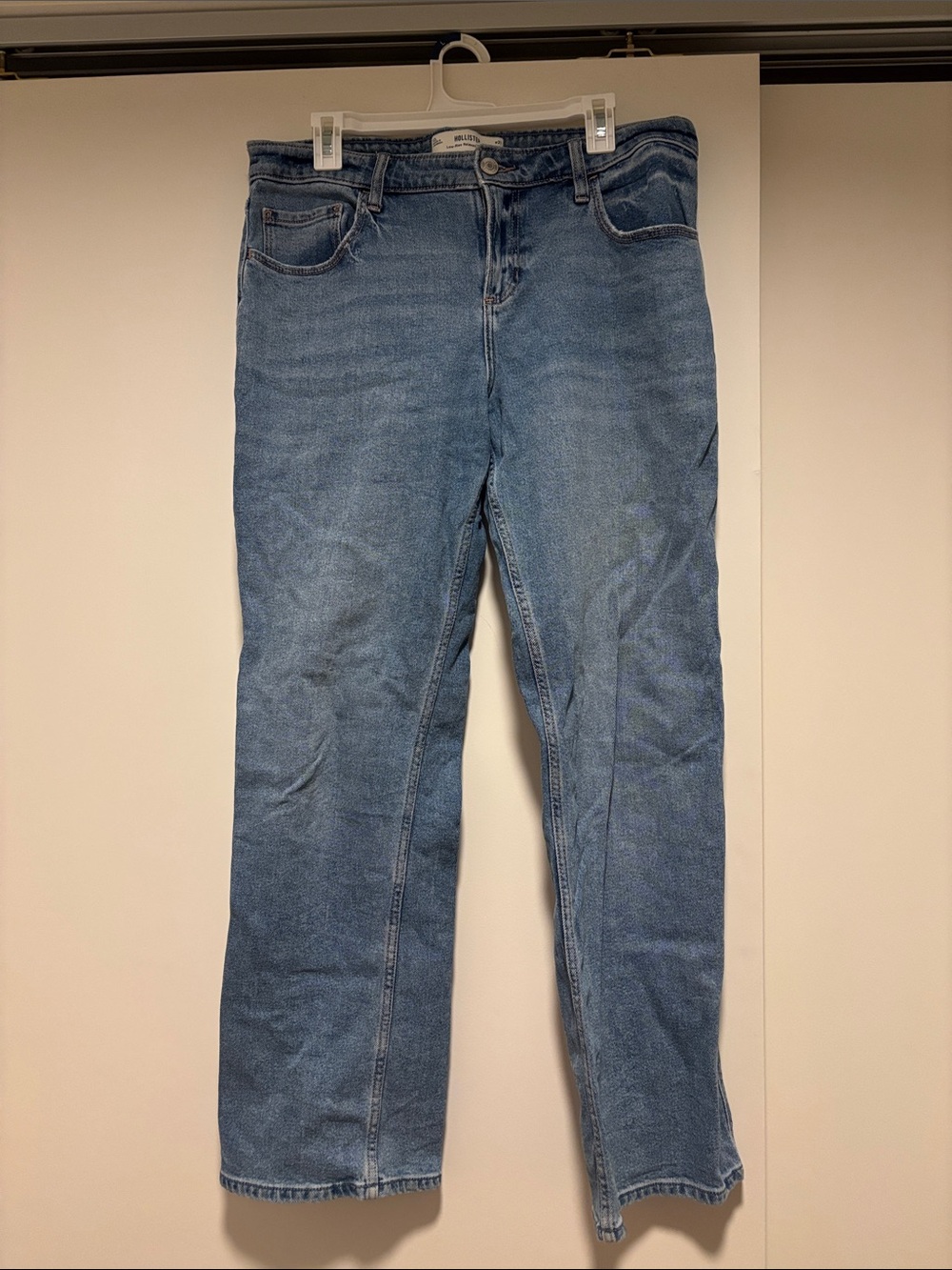 Hollister women’s low rise relaxed straight Straight-Leg Jeans in Medium Blue 12